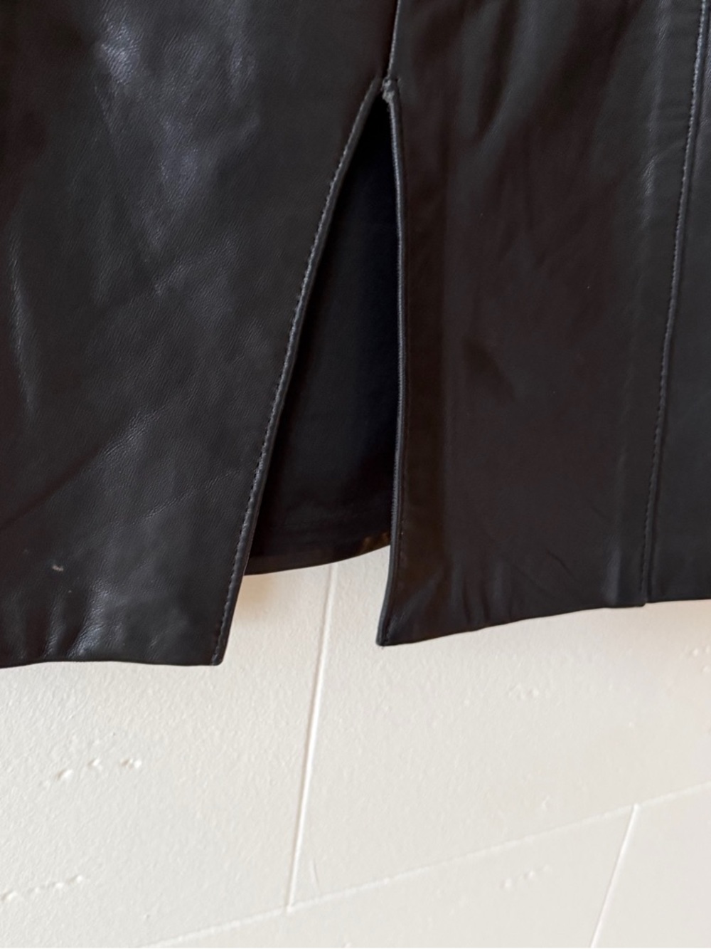 Danier | Classic Black Leather Midi Skirt | Size 8 - Picture 10 of 10